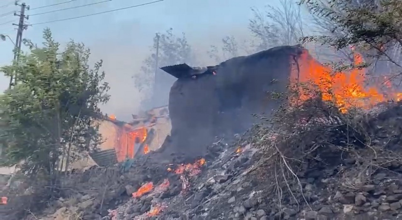 Tuncelide yangın: Evler ve ağaçlık alan alevlere teslim oldu