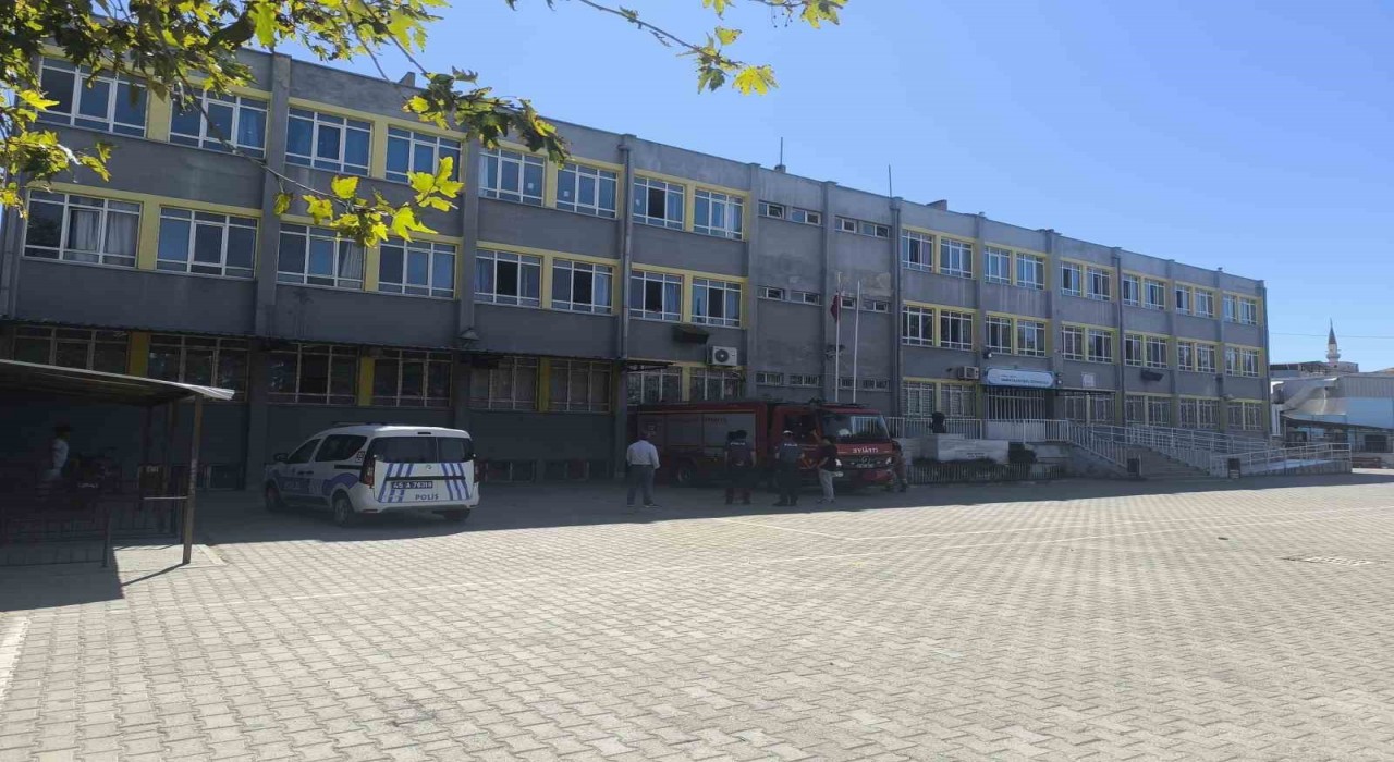 Turgutluda 3 çocuk okulda mahsur kaldı