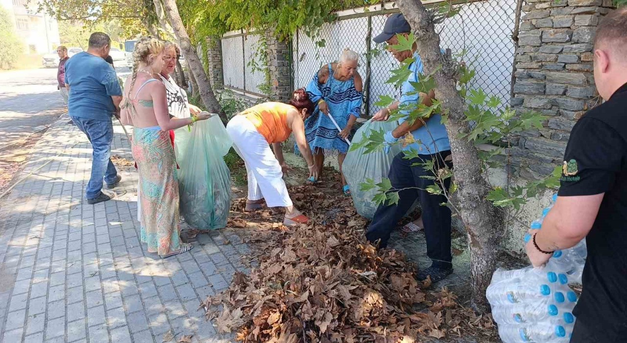 Turistler yangın sonrası otel çevresindeki kurumuş ot ve yaprakları temizledi