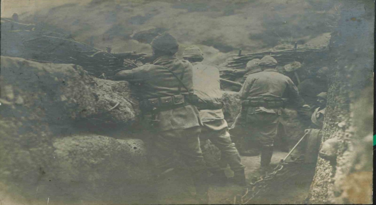 Türk askerleri, Çanakkale cephesinde düşmanla burun buruna siper kazdı