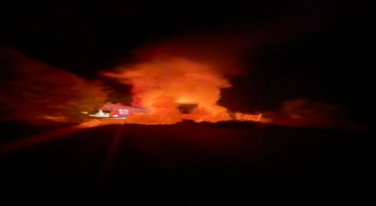 Türkelide kamyonet alev alev yandı