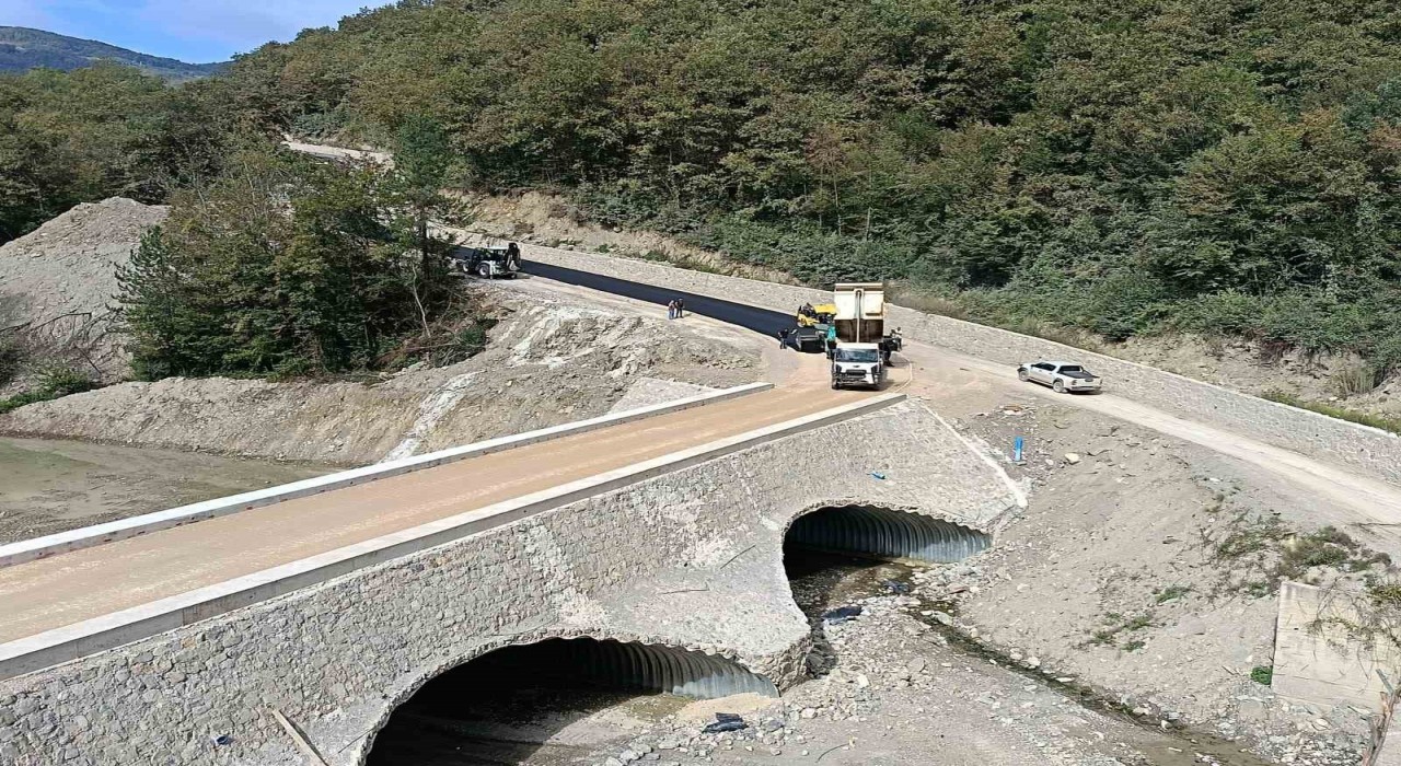 Türkelide Oymayaka-Sarmaşık grup yolunda asfaltlama tamamlandı