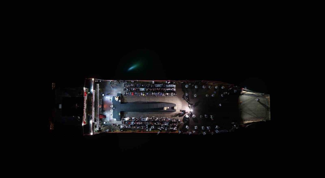 Türkiyede ilk kez baraj gölü üzerinde, feribot içerisinde defile düzenlendi