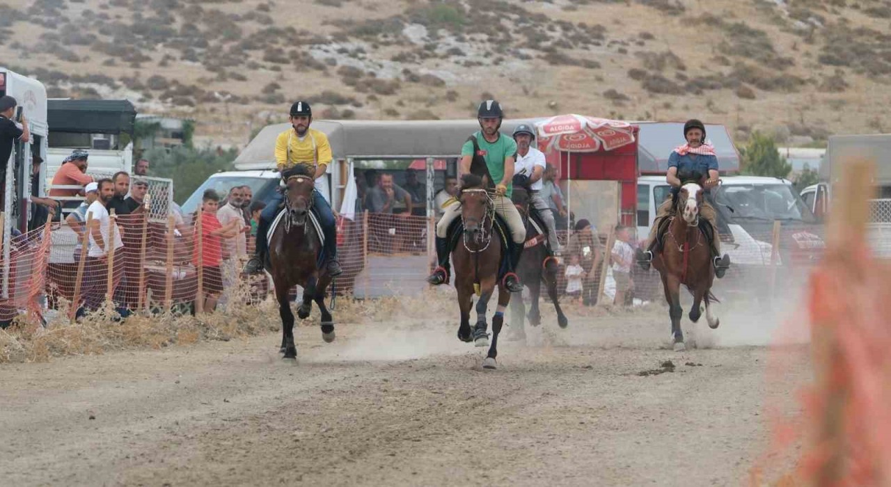 Türkiyenin en başarılı atları Menemende yarışacak