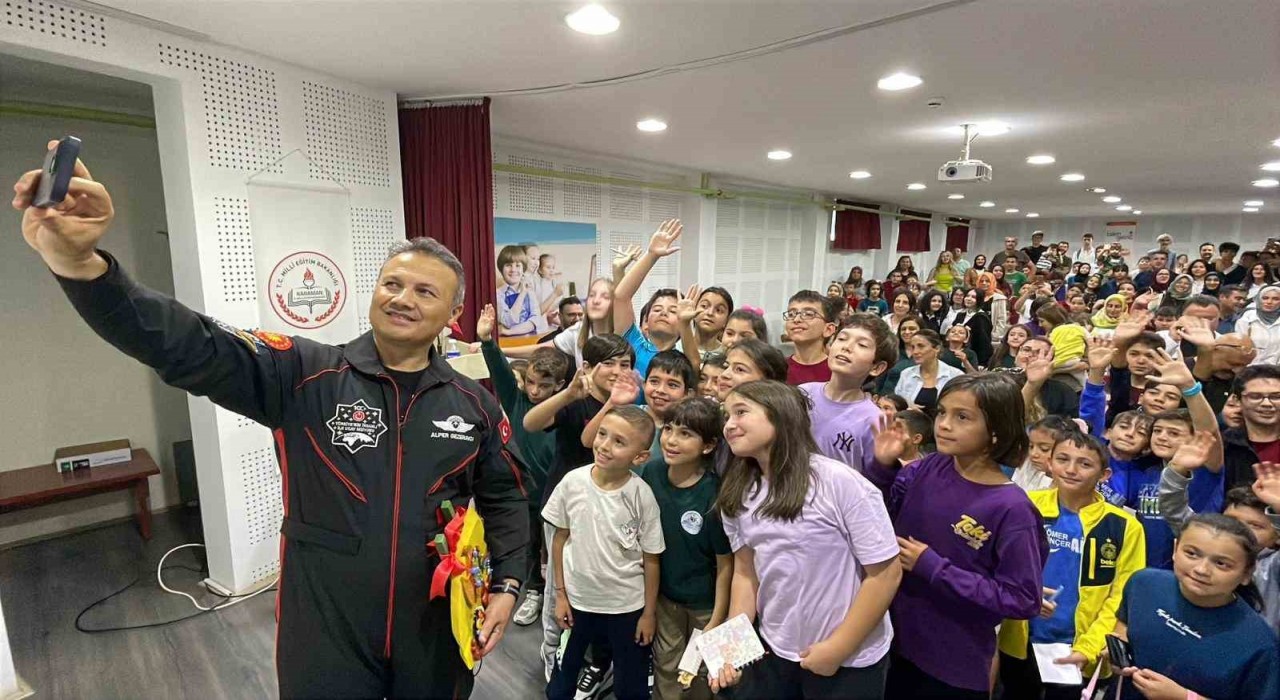 Türkiyenin ilk astronotu Alper Gezeravcı, Karamanda öğrencilerle buluştu