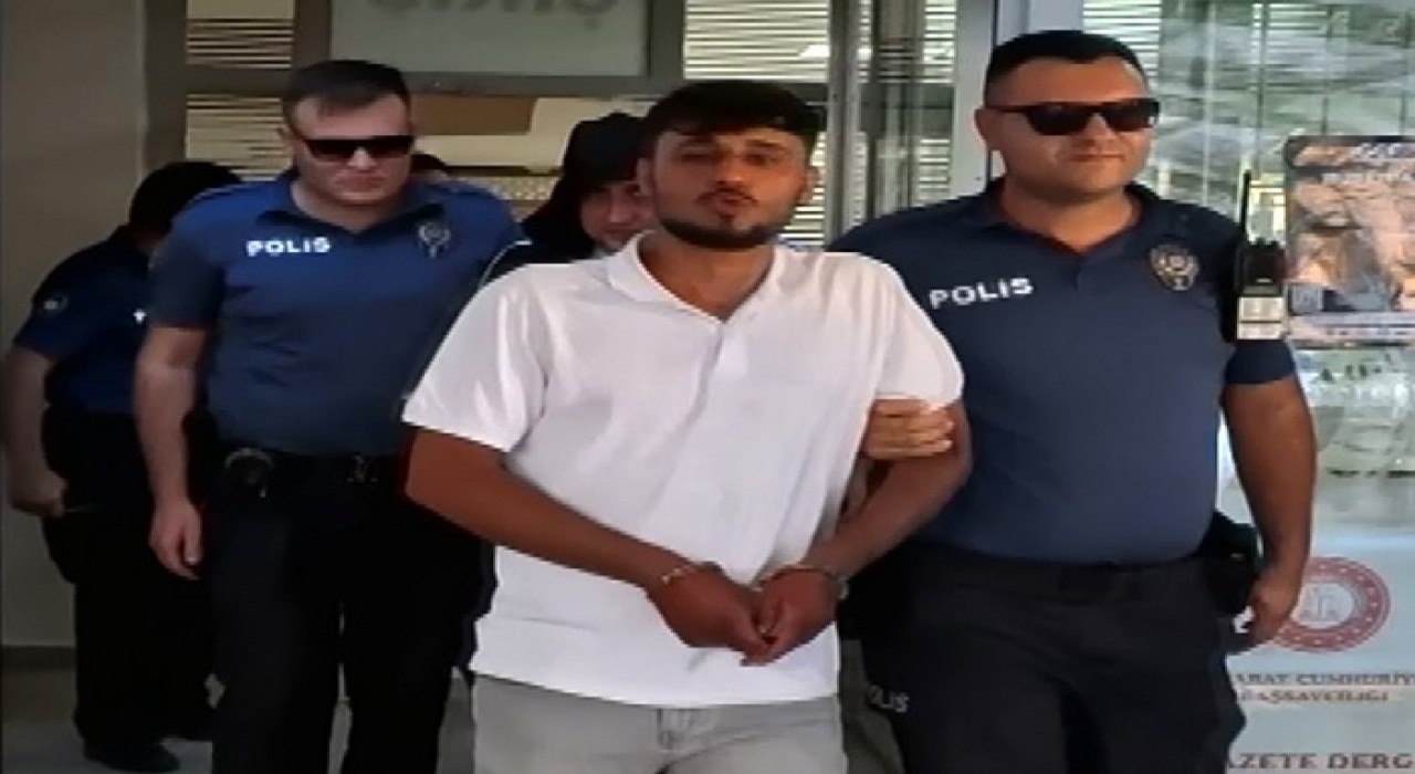 Tutuklanınca gazeteciye öpücük atıp, Zeki Mürene selam dedi