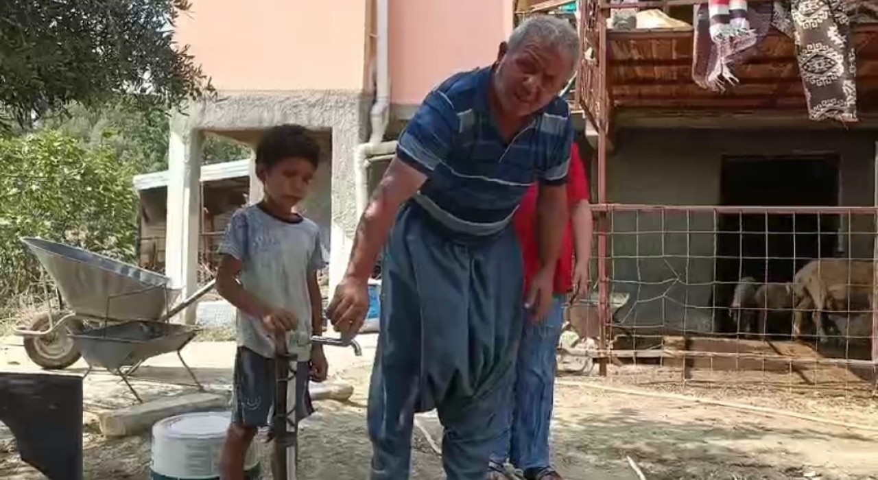 Üç aydır evlerine içme suyu hattı çekilmesini bekleyen köylülerin 5 gündür de suyu kesik
