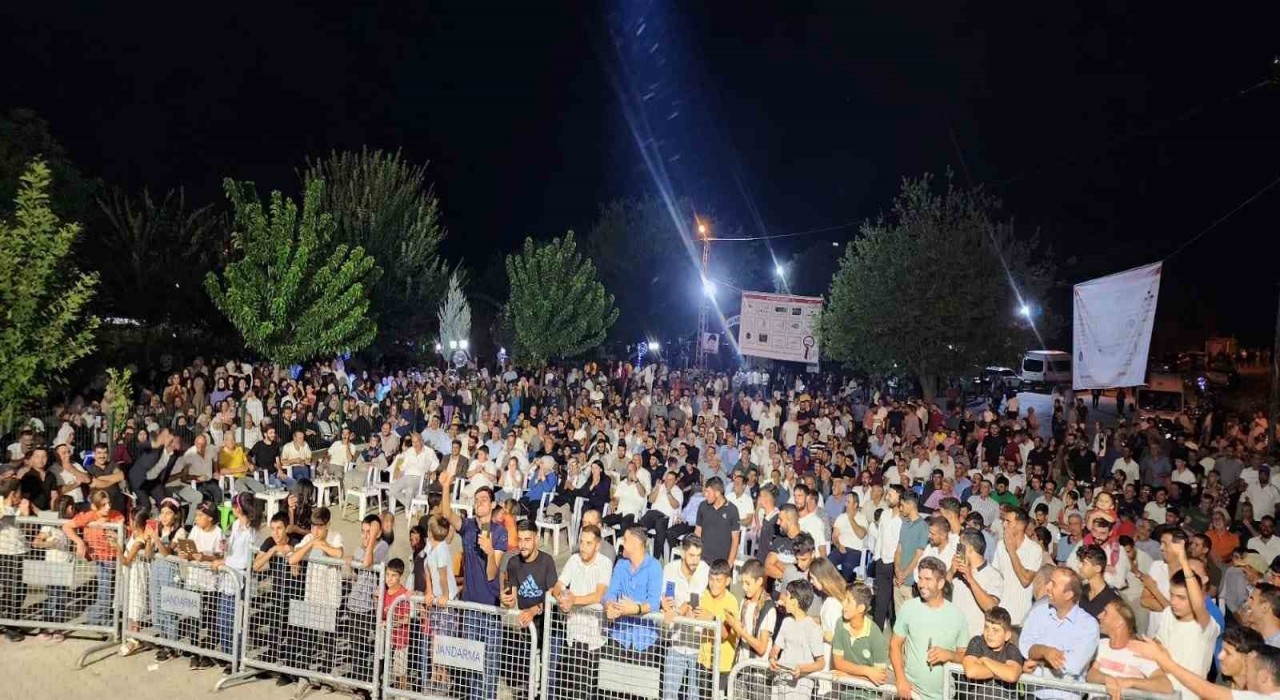 Üçocakta düzenlenen konserde vatandaşlar doyasıya eğlendi