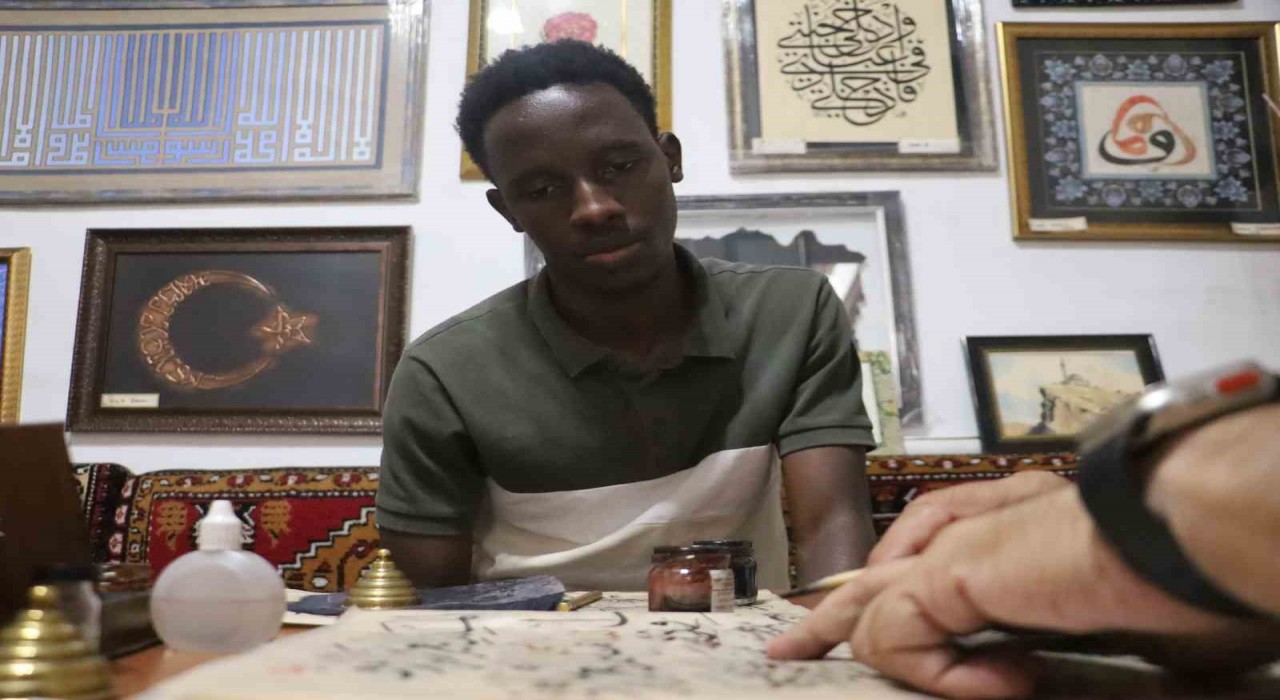 Ugandalı öğrenci Sivasta hattat oldu