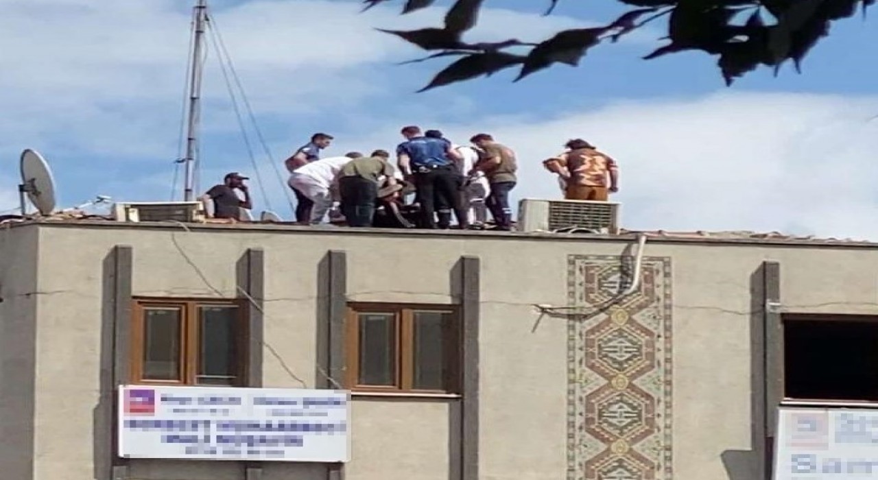 Ümraniyede çatıya çıkan vatandaşı polis ikna etti