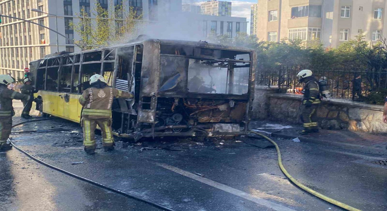 Ümraniyede İETT otobüsü alev alev yandı