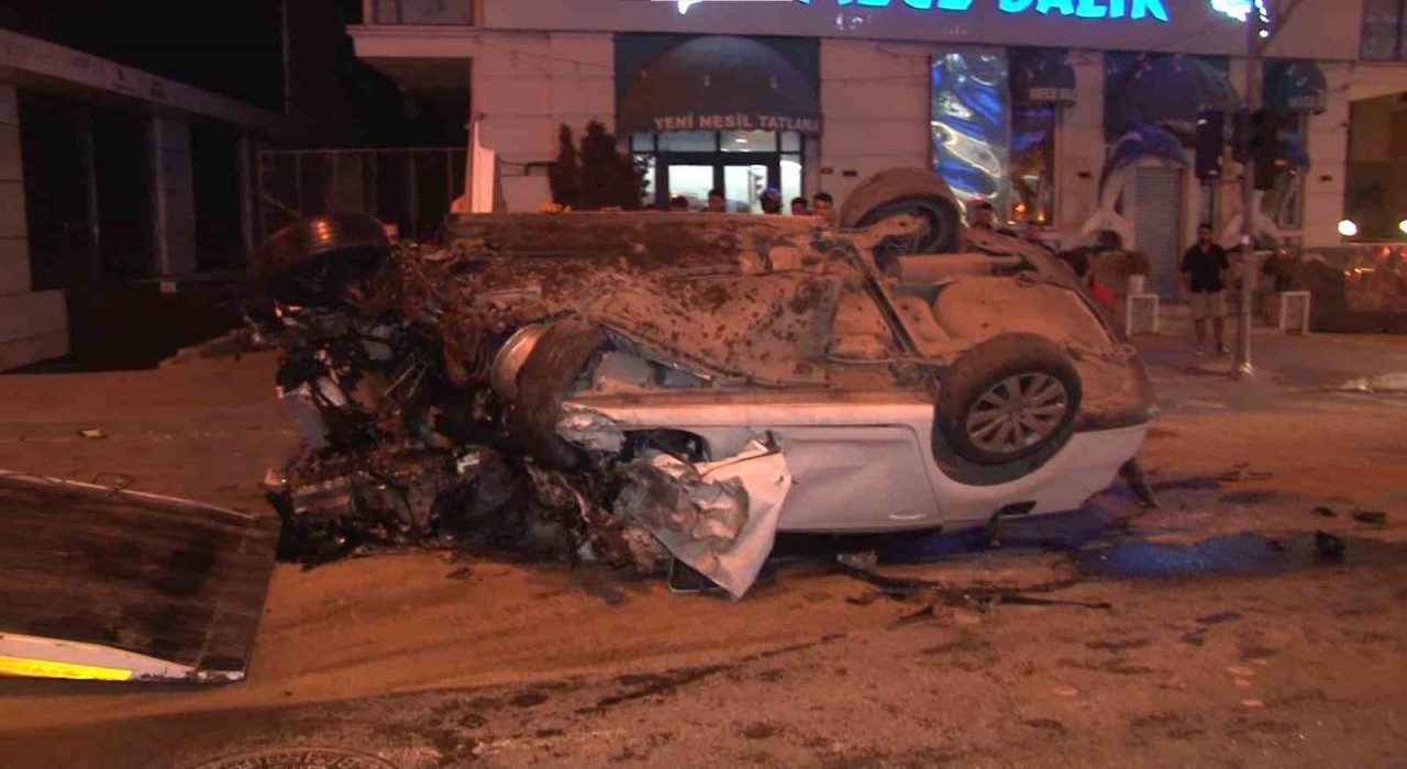 Ümraniyede İETT otobüsüne otomobil çarptı: 1i ağır 2 yaralı