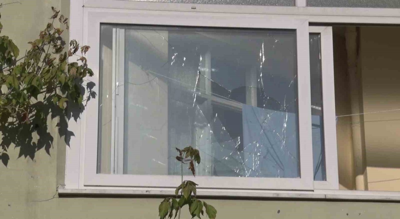 Ümraniyede inşaat alanında patlama: Evler ve arabalar hasar gördü