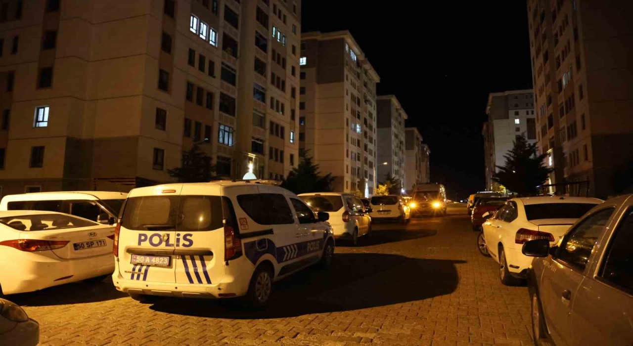 Üniversiteli genç evinde ölü bulundu