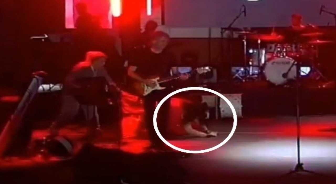 Ünlü sanatçı sahneye çıkarken düştü