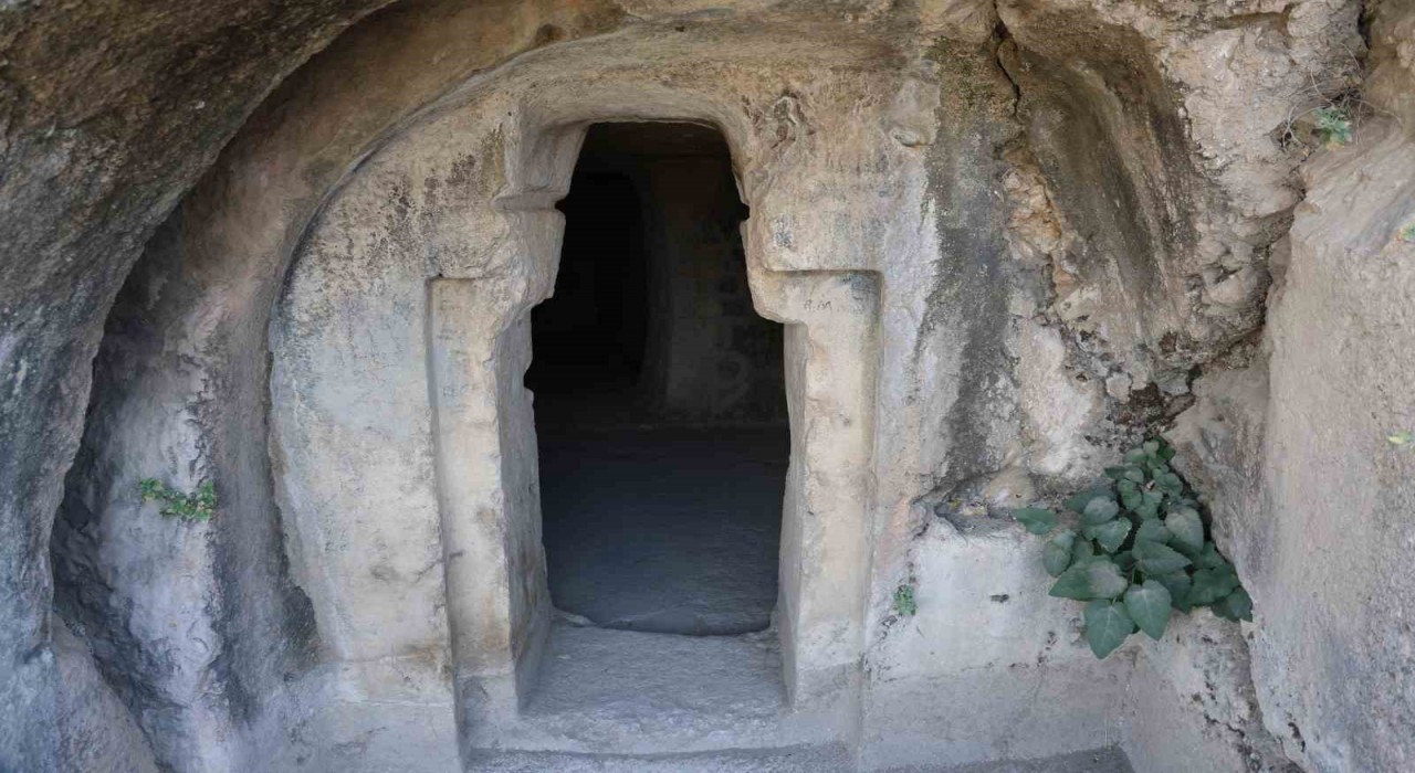 Urartu valilerine ait kaya mezarı, bir ana salon ve 3 yan odasıyla dikkat çekiyor