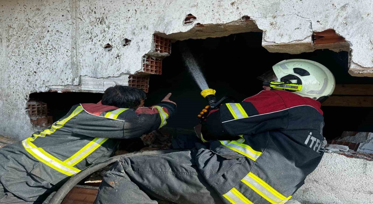 Uşakta 2 katlı ev ve ahır yangında küle döndü