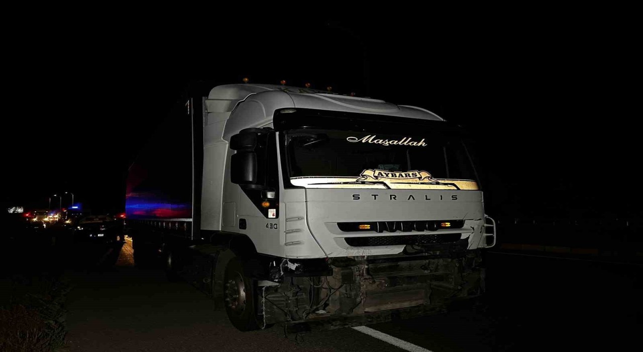 Uşakta tır ile otomobil çarpıştı: 1 ölü, 1 yaralı