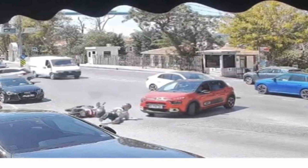 Üsküdarda aynı noktada peş peşe kazalar kameraya yansıdı