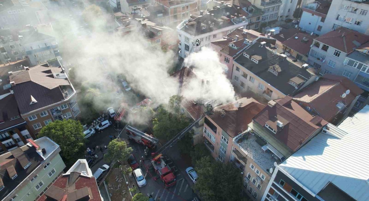 Üsküdarda çatı yangını yan binaya sıçradı