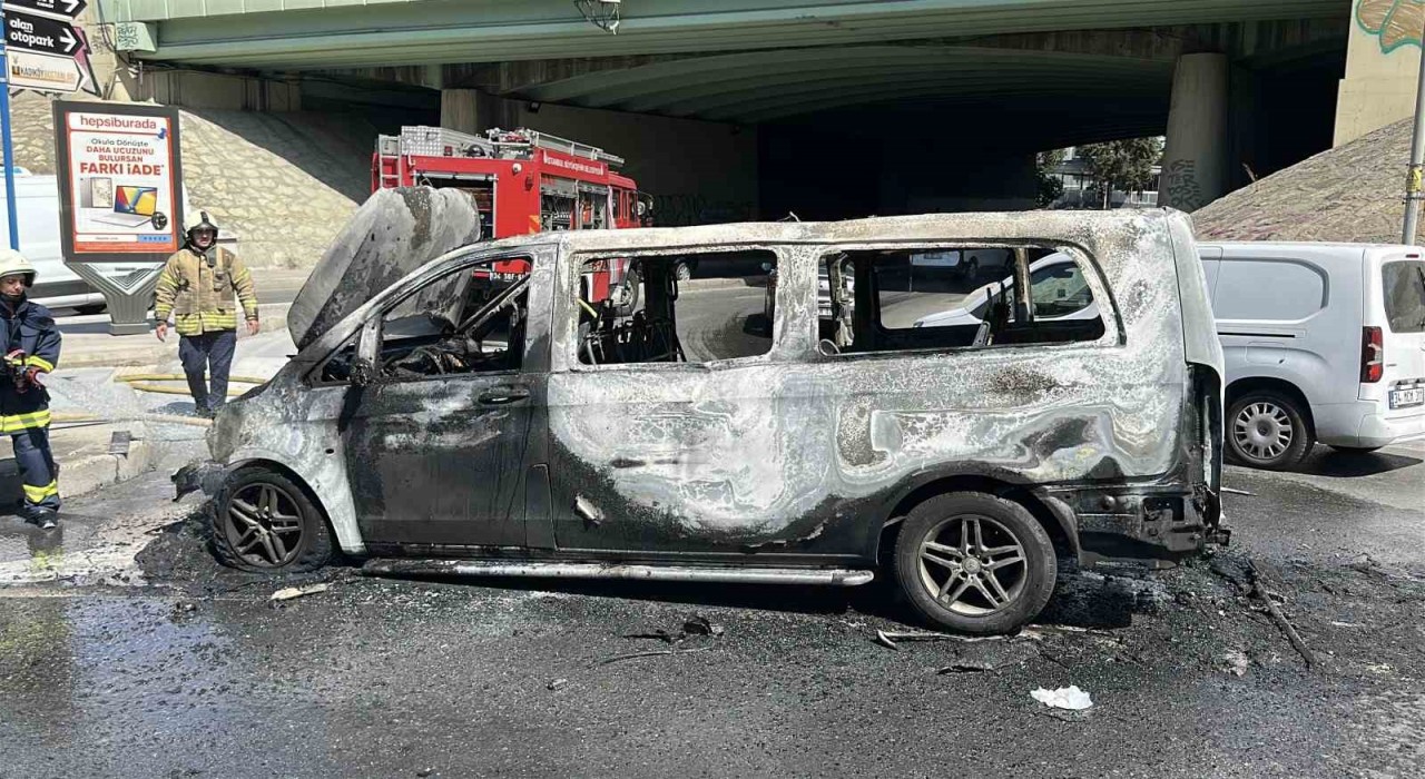 Üsküdarda seyir halindeki panelvan tipi araç alev topuna döndü