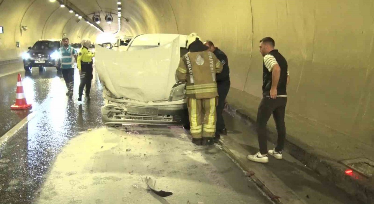 Üsküdarda tünel içinde zincirleme kaza: 1 araç yandı