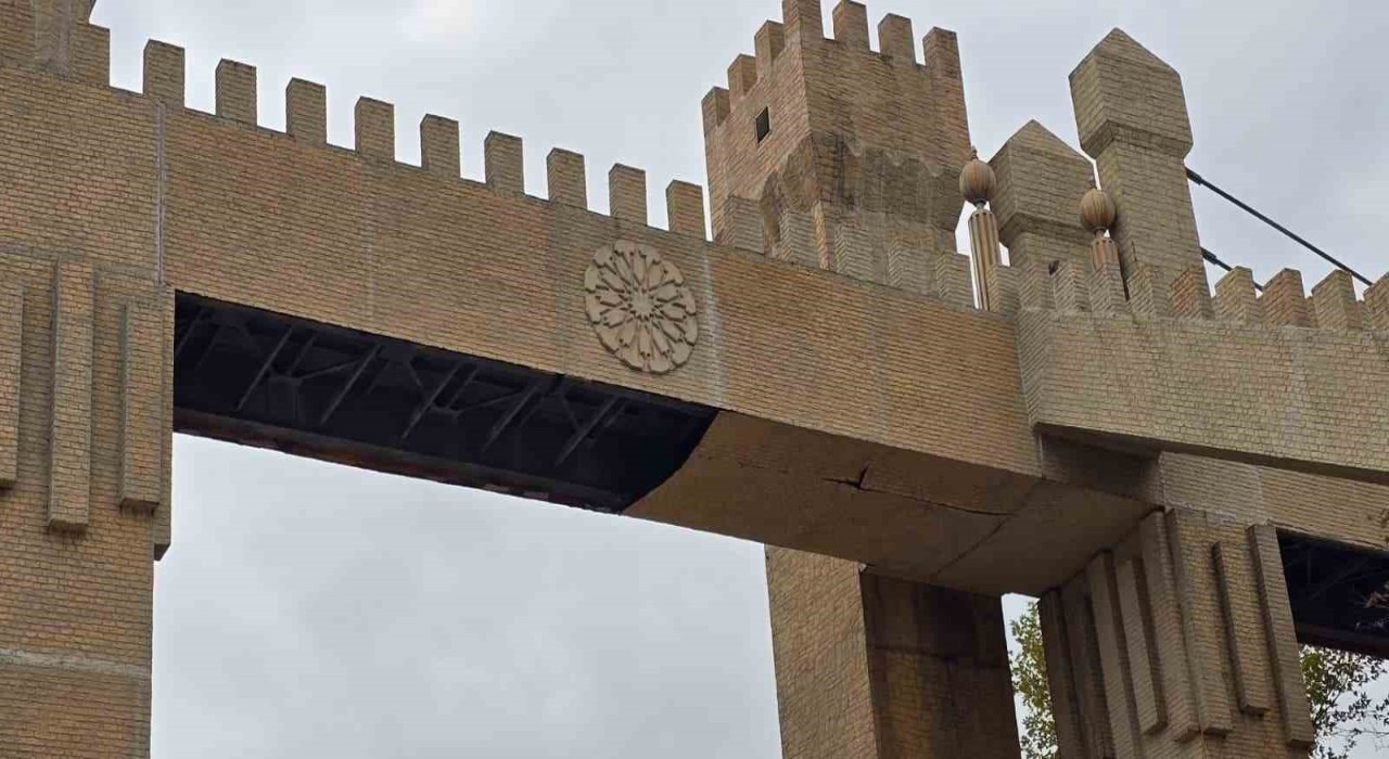 Üst geçit tehlike saçıyor