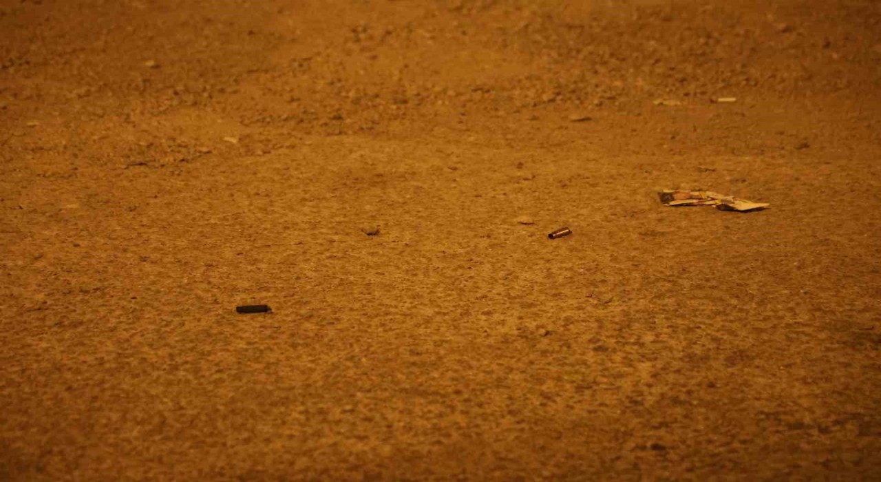 Uuzun namlulu silahla galeriyi taradılar: 10dan fazla mermi isabet etti