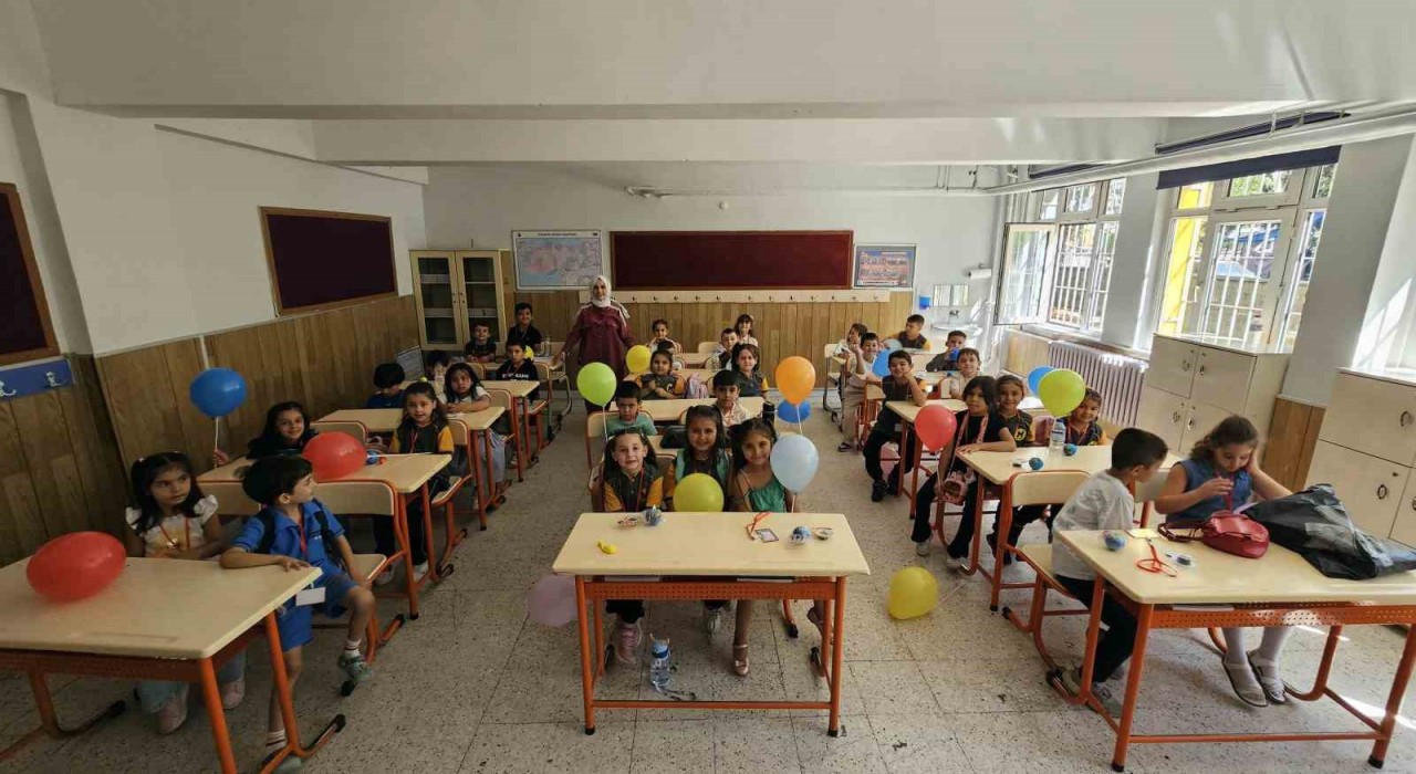 Uyum haftası başladı, okullar öğrencilerin sesleri ile yankılandı