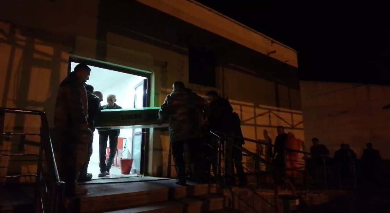 Üzerlerine düşen yıldırım, baba ve oğlunu hayattan kopardı