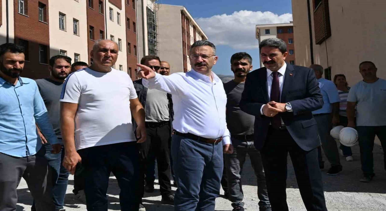 Vali Aksoy, Taptuk Emre Kız Öğrenci Yurdu inşaatında incelemelerde bulundu