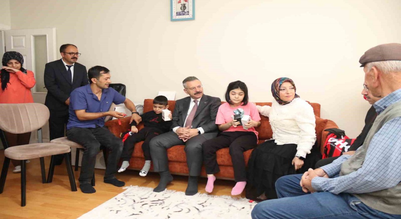 Vali Aksoydan evde eğitim alan özel kardeşlere ziyaret