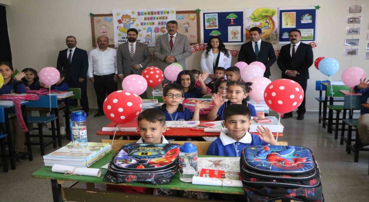 Vali Ali Çelikten öğrencilere eğitim öğretim yılı hediyesi