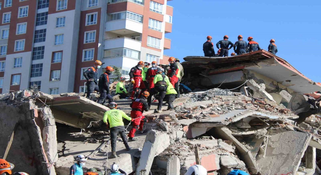 Vali Çiçek, Kahramanmaraş depremini yönettiği afet tırında deprem tatbikatını takip etti