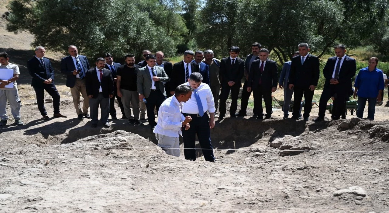 Vali Çiftçi, Hınıs Parmaksız Kale Höyüğünde incelemelerde bulundu