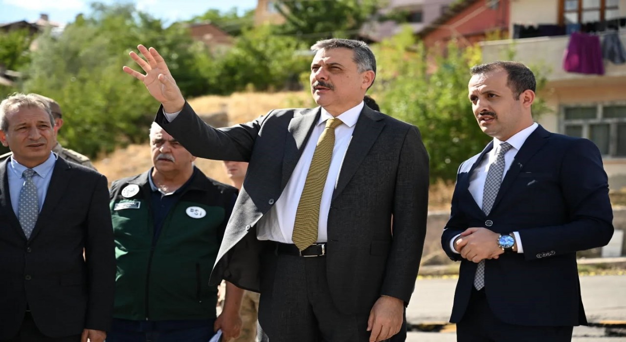 Vali Çiftçi, İspirde heyelan bölgesinde incelemelerde bulundu