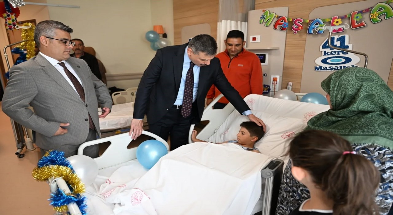 Vali Çiftçi sünnet olan çocuklara hastanede ziyaret etti