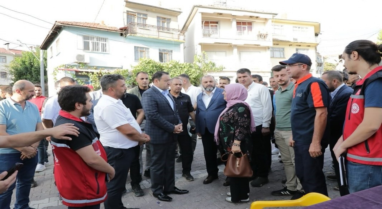 Vali Işın deprem sonrası Simavda vatandaşlarla bir araya geldi