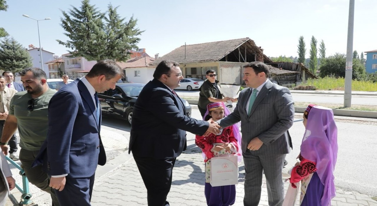 Vali Işın, Pazarlarda yürütülen projeler ve yatırımları inceledi