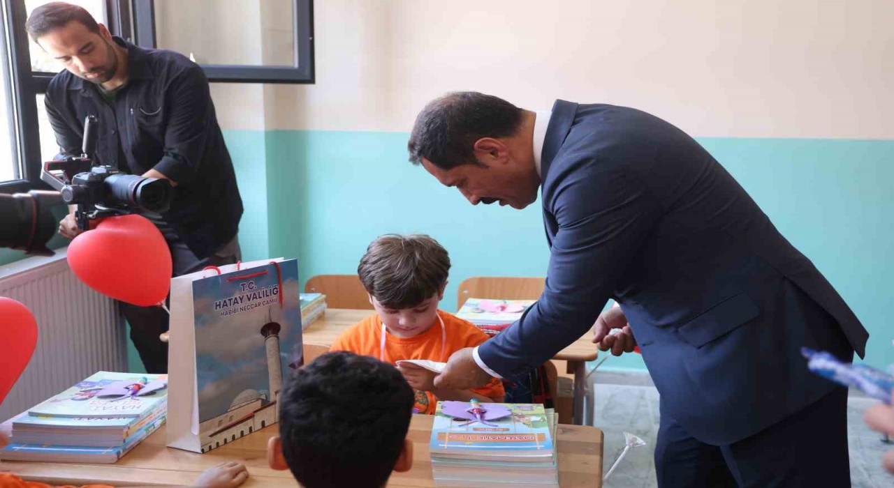 Vali Masatlı okulun ilk gününde gözyaşlarına boğulan minik öğrenciyi teselli etti