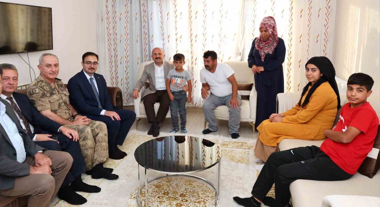 Vali Osman Varol, Sincikte depremzede aileyi ziyaret etti