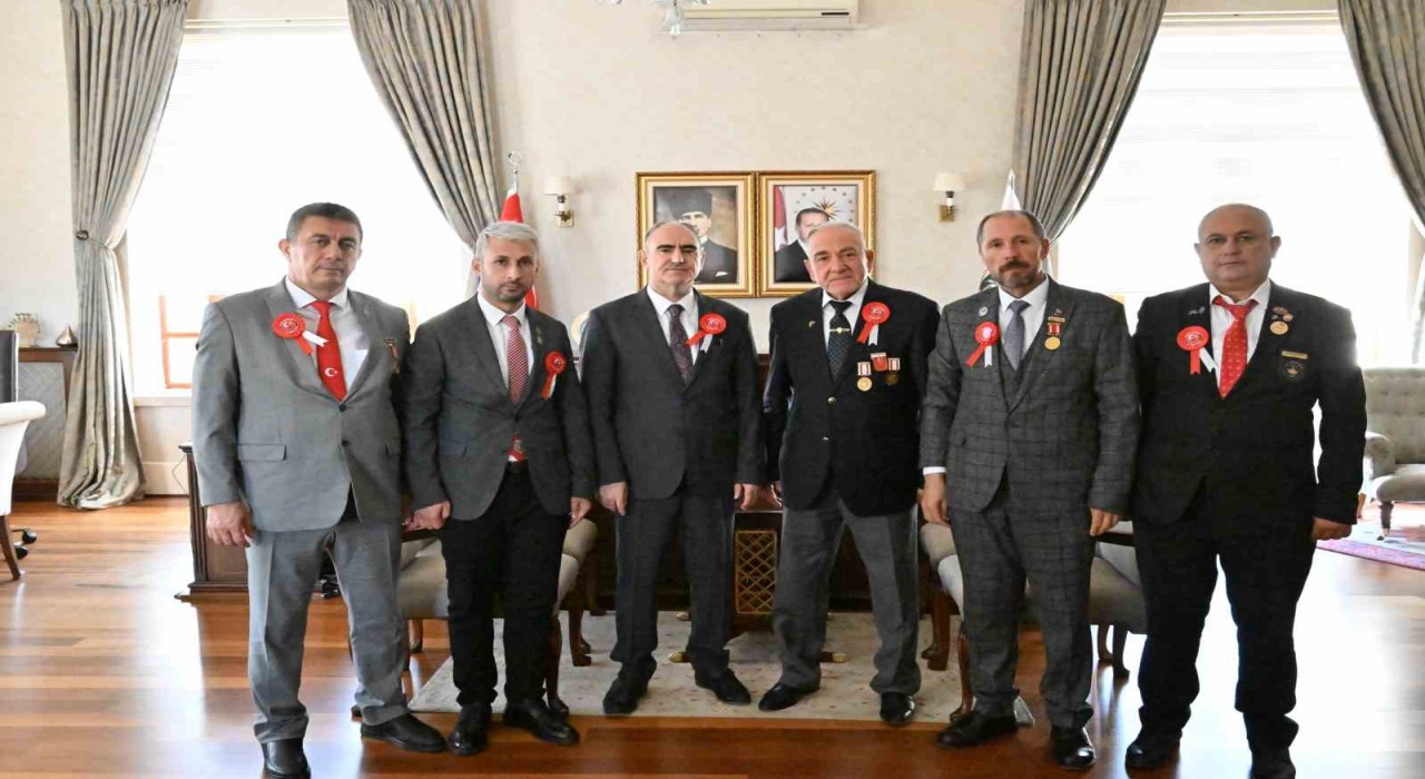 Vali Özkan gazileri makamında ağırladı