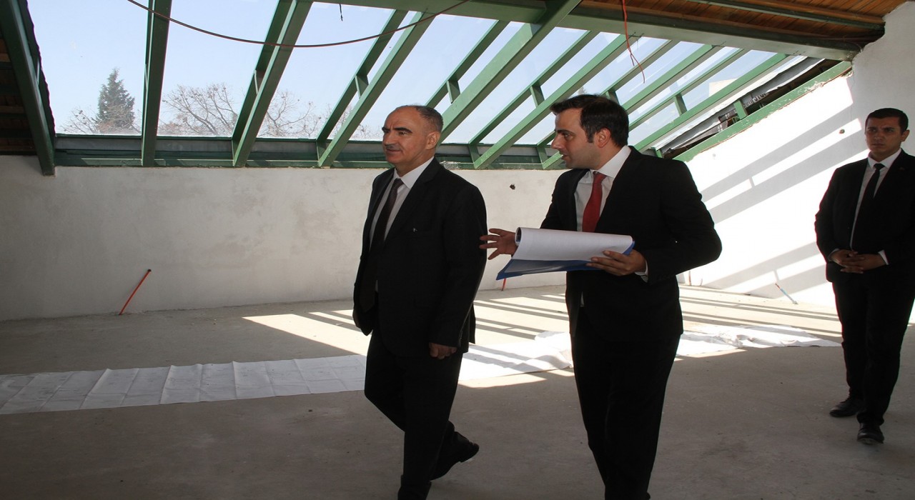 Vali Özkan Kulada tarihi Zafer Okulunu gezdi