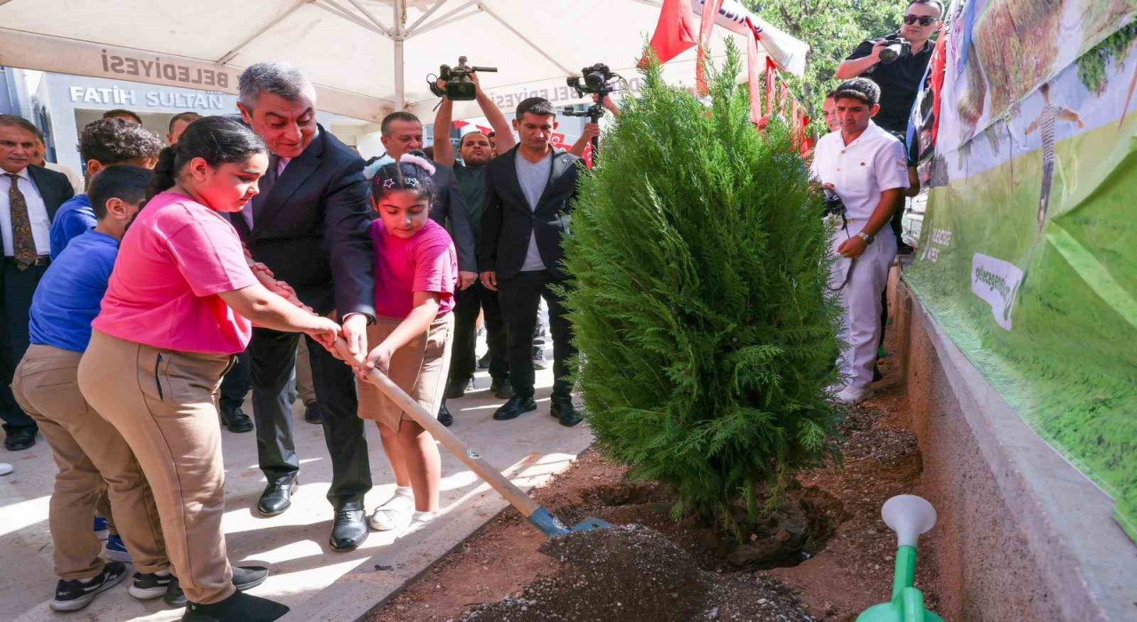 Vali Toros, öğrencilerle birlikte fidan dikti