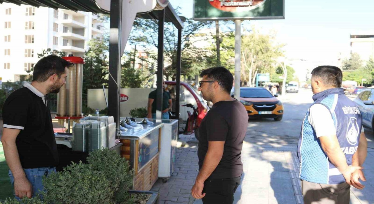 Van Büyükşehir Belediyesi kaldırım ve yollara bırakılan malzemeleri topladı