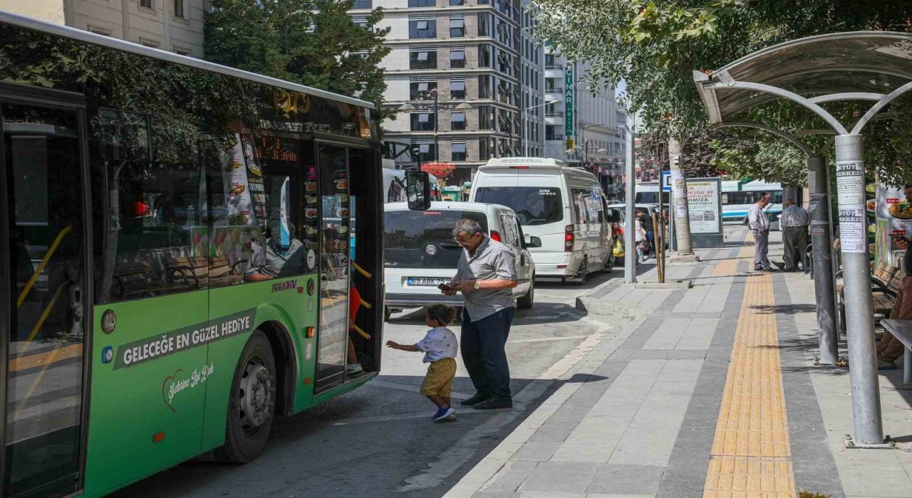 Van Büyükşehir Belediyesinin otobüsleri yeşile büründü