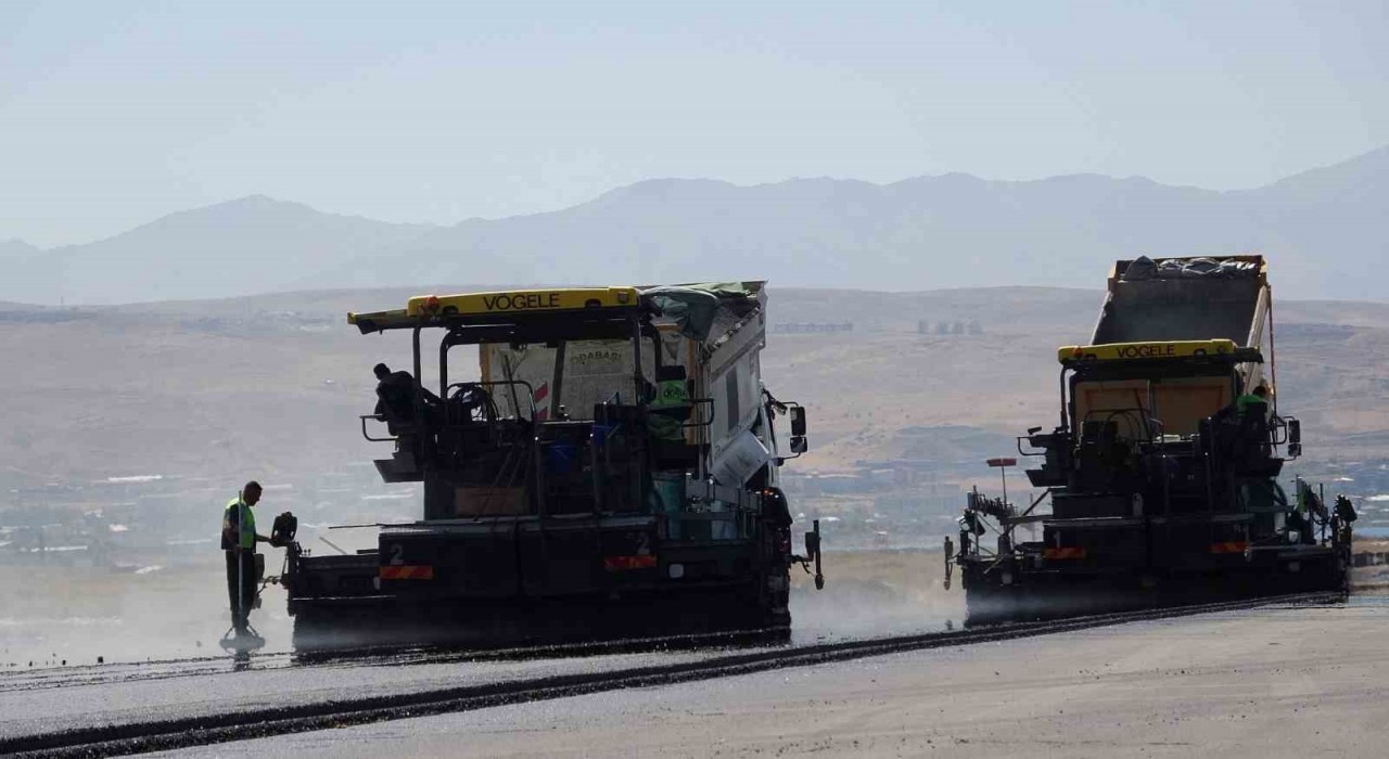 Van Ferit Melen Havalimanında 3 vardiyalı hummalı çalışma