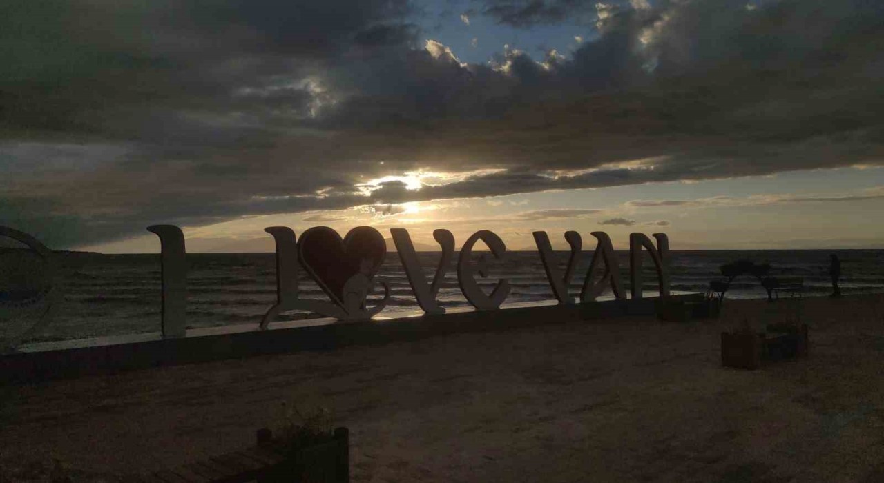 Van Gölünde dalgalar coştu