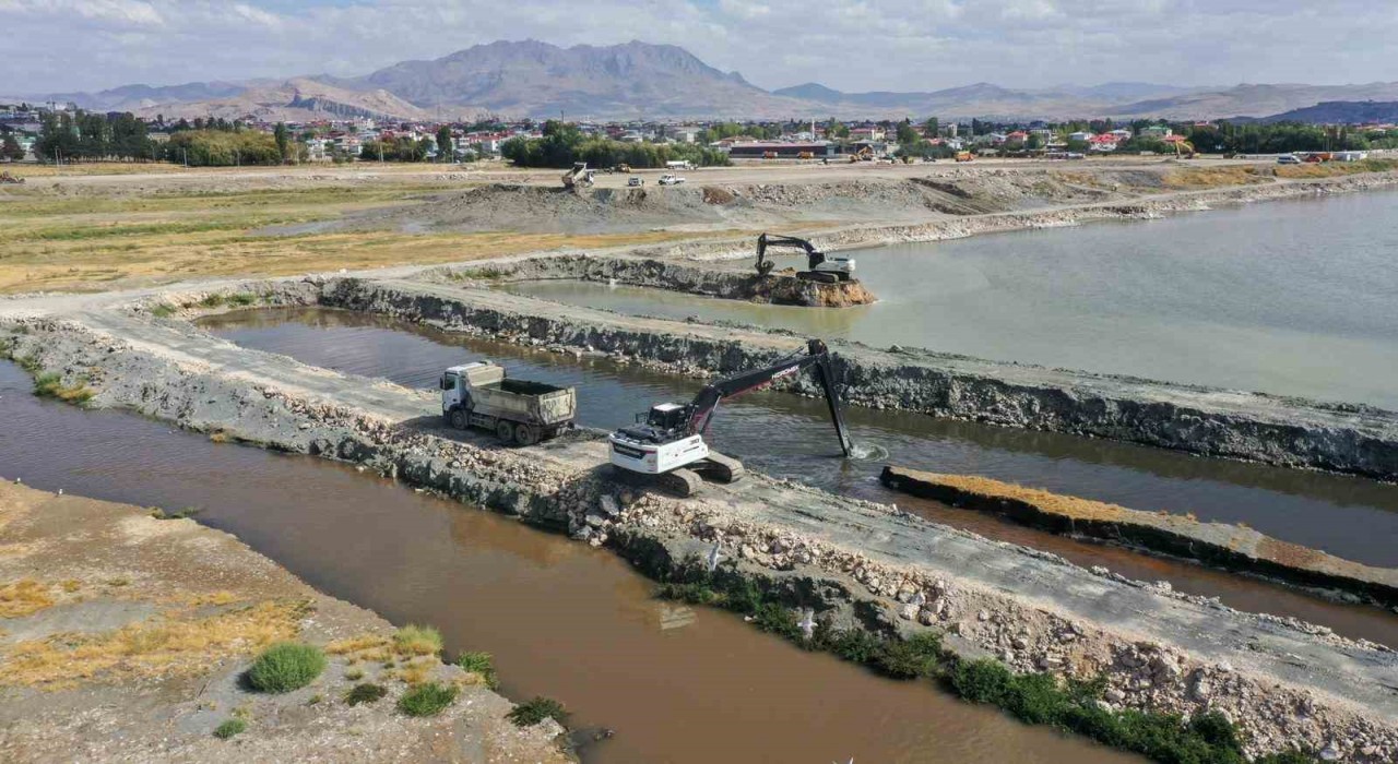 Van Gölünde dip çamuru temizliği devam ediyor