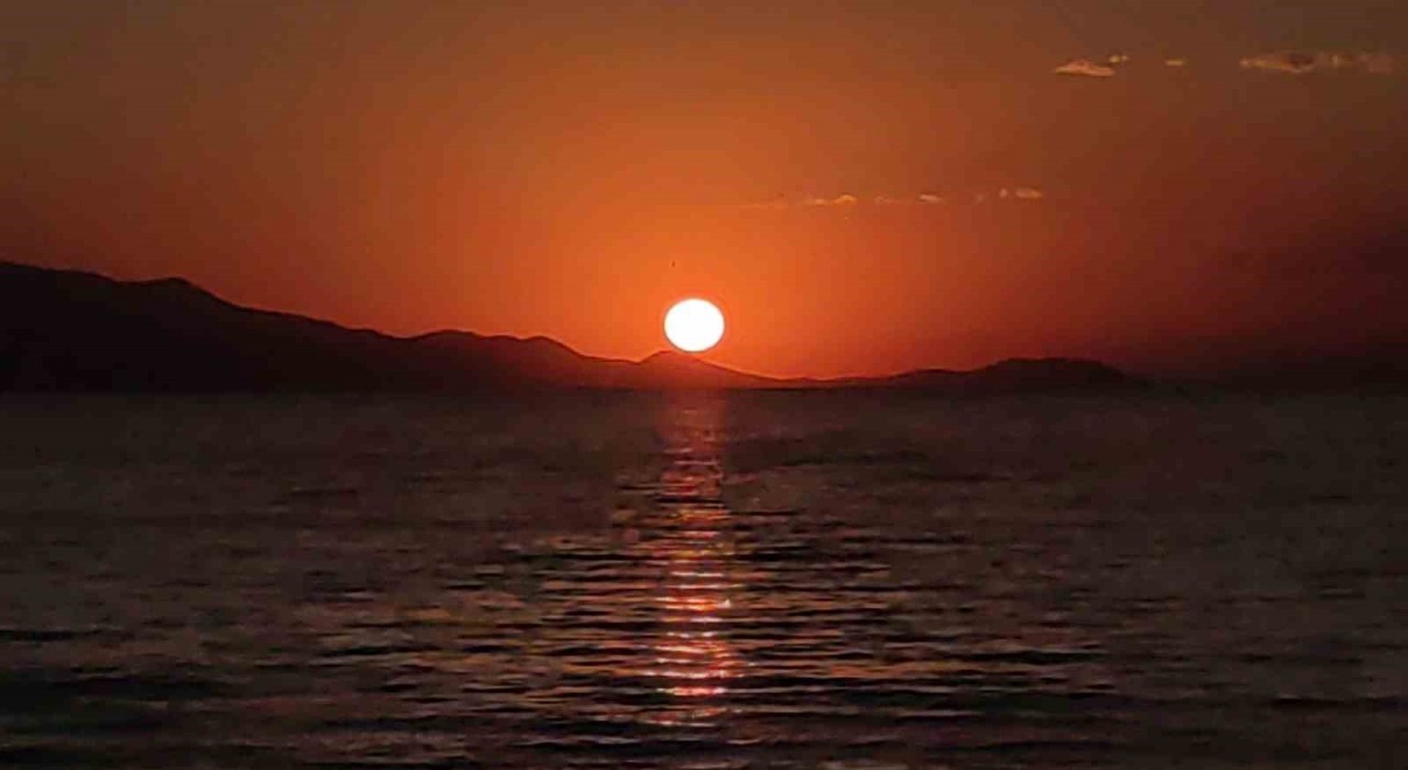 Van Gölünde gün batımı kartpostallık manzaralar oluşturdu